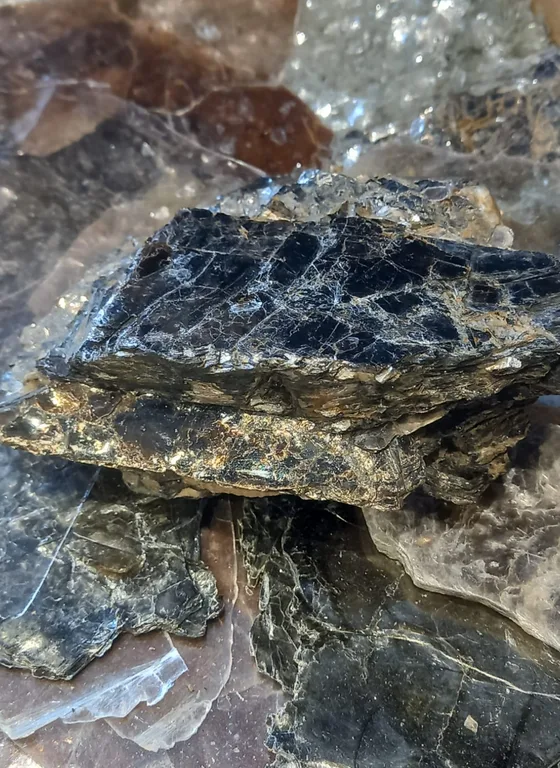 Lâminas de mica, a rocha que dá origem ao Pietra Angolare